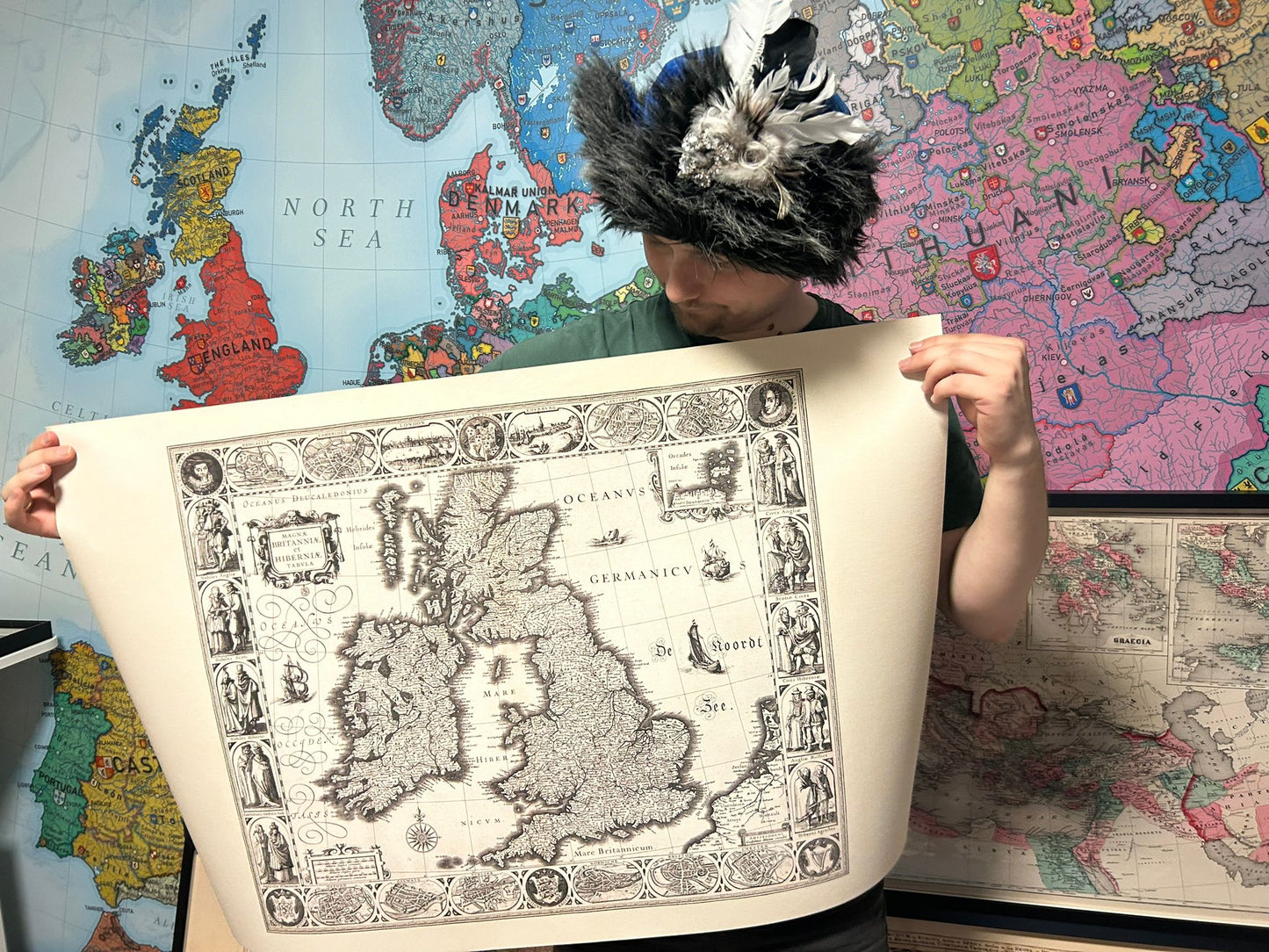 Stampa mappa Isole Britanniche 1630 - Illustrazione di città storiche e abiti regionali tradizionali