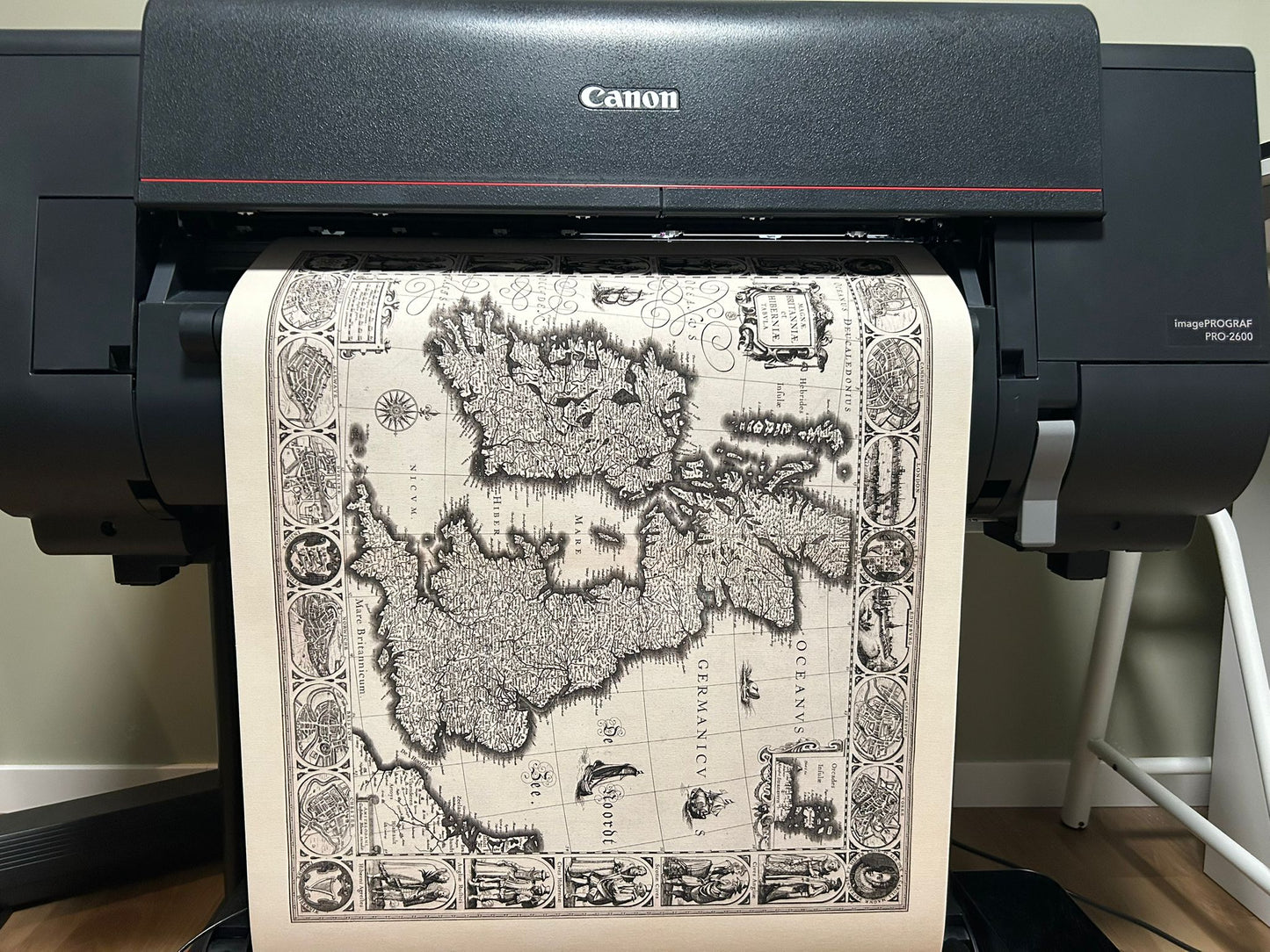 Stampa mappa Isole Britanniche 1630 - Illustrazione di città storiche e abiti regionali tradizionali