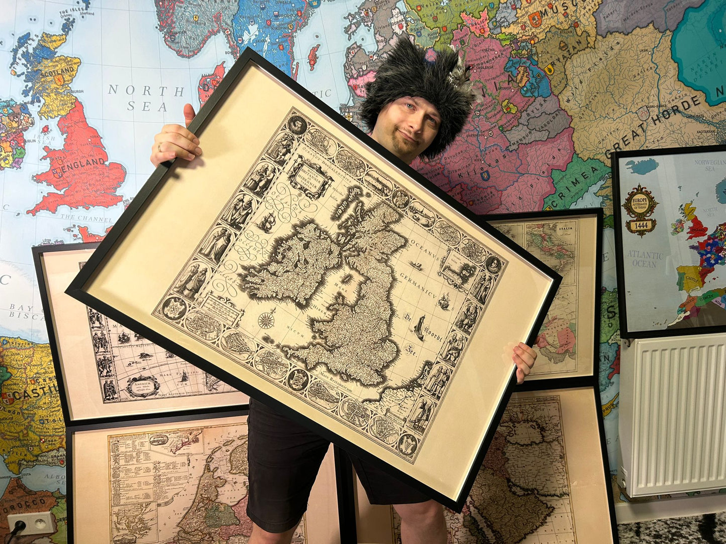 Stampa mappa Isole Britanniche 1630 - Illustrazione di città storiche e abiti regionali tradizionali
